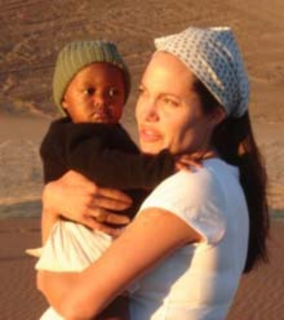 Angelina Jolie a apelat la serviciile unui pictor pentru a o picta nud în diferite stadii ale sarcini