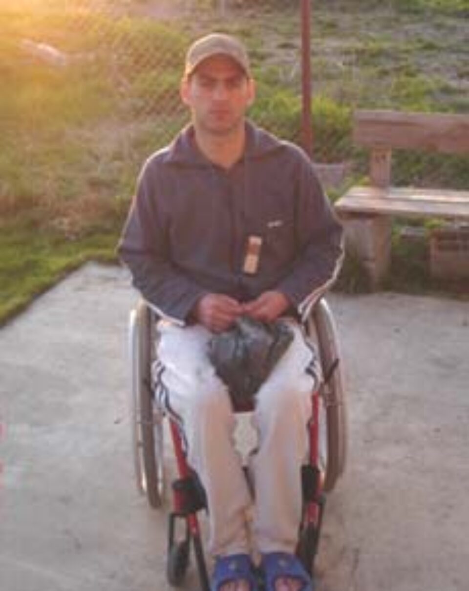 Imobilizat intr un scaun cu rotile la doar 25 de ani Imobilizat intr un scaun cu rotile la doar 25 de ani