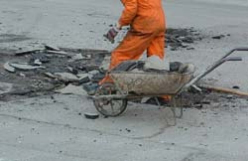 Program de reparații stradale, realizat în colaborare cu cetățenii Sucevei Program de reparații stradale, realizat în colaborare cu cetățenii Sucevei