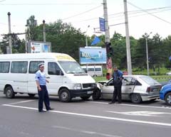 Mașină de poliție implicată într-un accident rutier în lanț