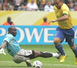 Brazilia merge în sferturi fără a convinge