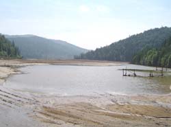 Un munte de 15 milioane de tone de steril, aproape de a produce o catastrofă ecologică