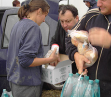 Pardau imparte alimente si apa