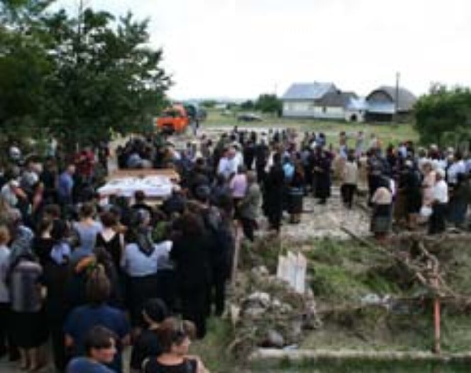 Râuri de lacrimi la înmormântările de la Arbore