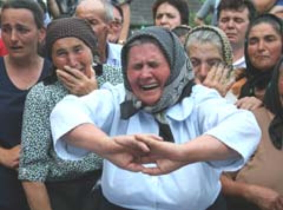 Râuri de lacrimi la înmormântările de la Arbore