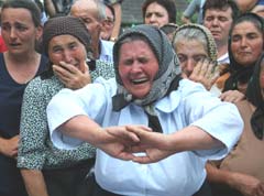 Râuri de lacrimi la înmormântările de la Arbore