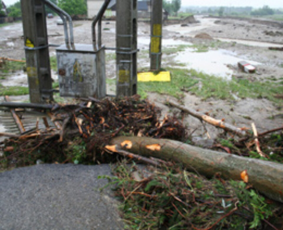 Locuitorii din Clit și Arbore, în continuare fără curent electric Locuitorii din Clit și Arbore, în continuare fără curent electric