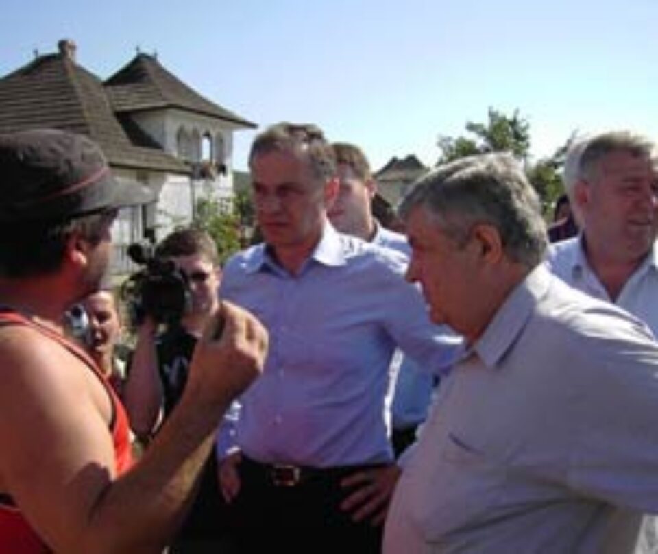 Geoană a venit să ajute sinistrații din Arbore Geoană a venit să ajute sinistrații din Arbore