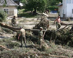 Aproape 100 de jandarmi și pompieri caută de cinci zile cadavrul copilului de doi ani