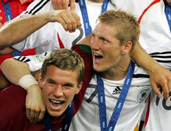 Lukas Podolski si sBastian Schweinsteiger jubileaza; Germania s-a impus in finala mica Lukas Podolski si sBastian Schweinsteiger jubileaza; Germania s-a impus in finala mica