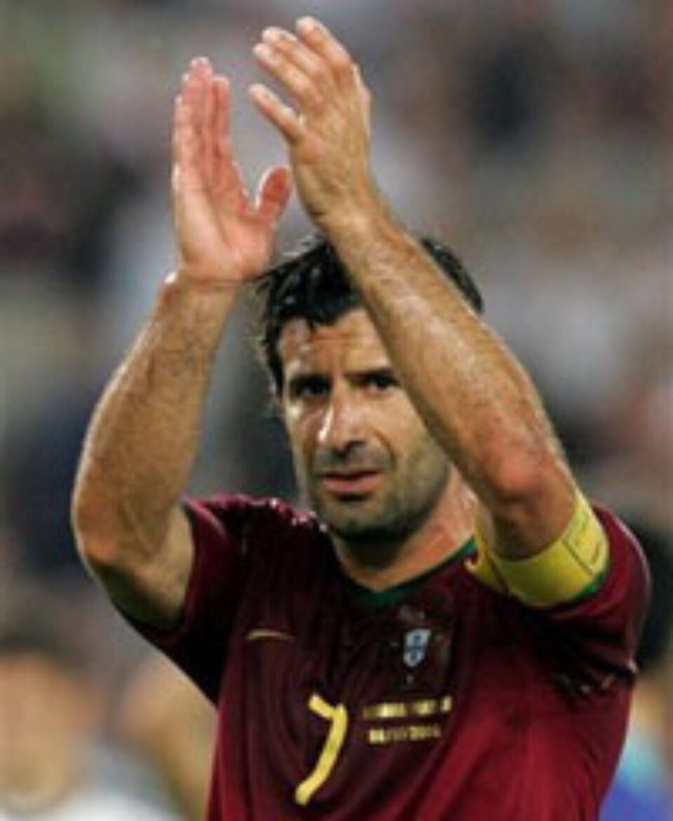 Figo aplauda publicul