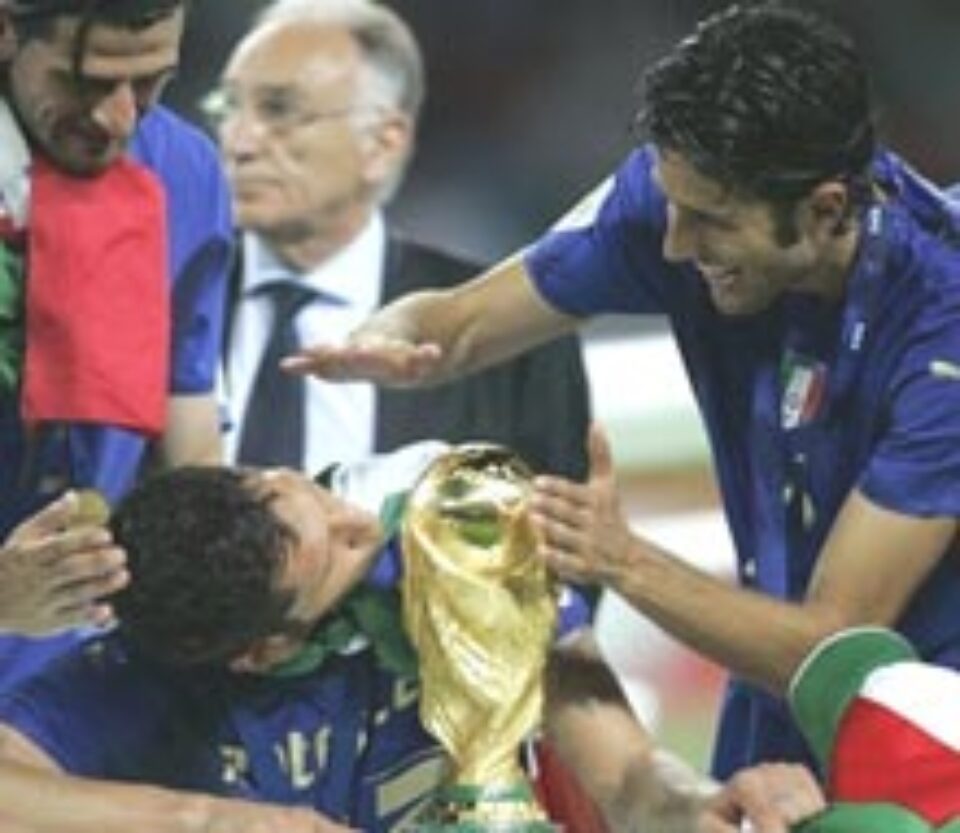 Italia câștigă a patra Cupă Mondială, după 24 de ani Italia câștigă a patra Cupă Mondială, după 24 de ani