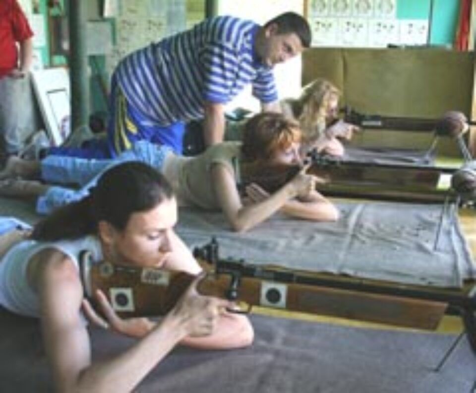 Ziariștii și politicienii s-au întrecut la tras cu pușca