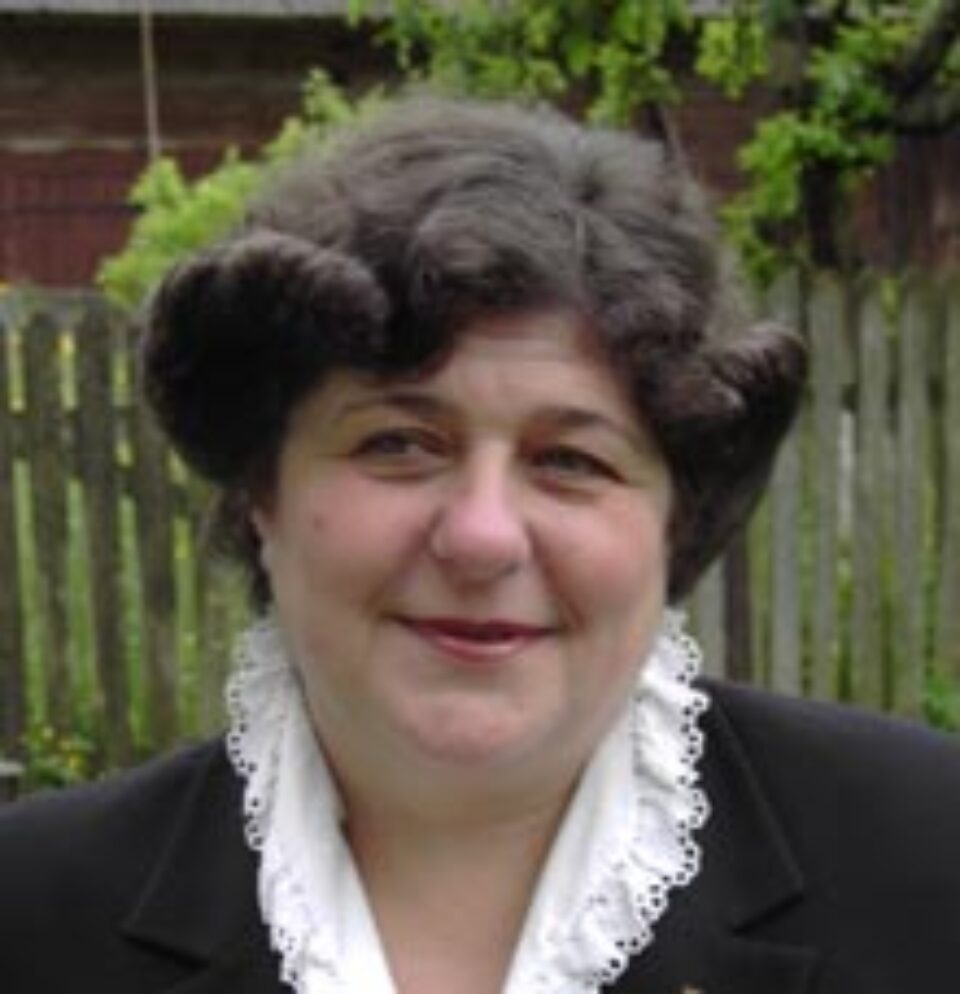 Muzeografa Erica Croitoru, soţia preotului paroh din localitate, în administrarea căruia se află monumentul