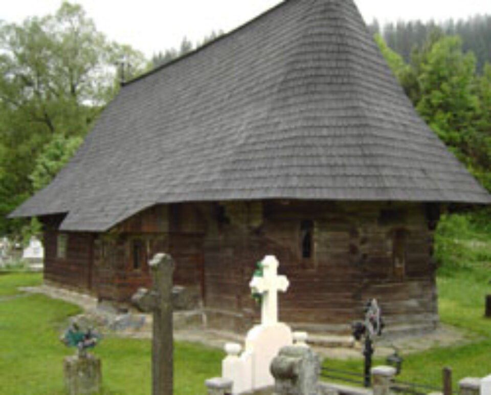 Cea mai veche biserică de lemn din Europa moare încet la Putna