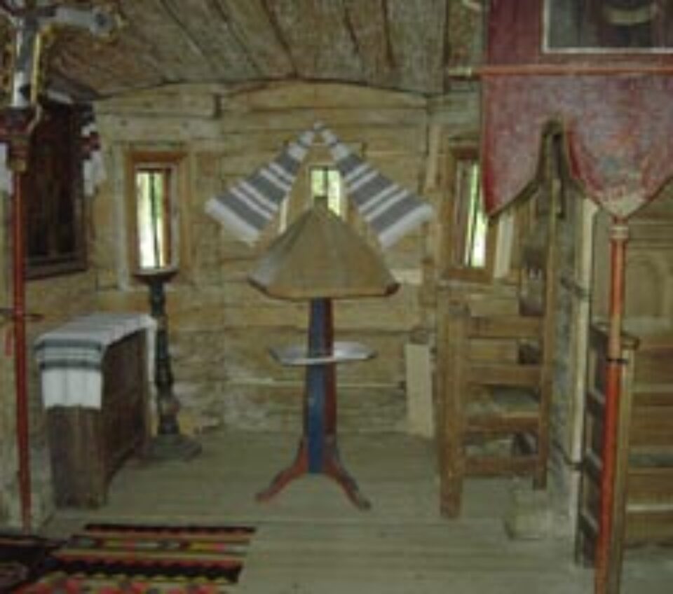 Cea mai veche biserică de lemn din Europa moare încet la Putna