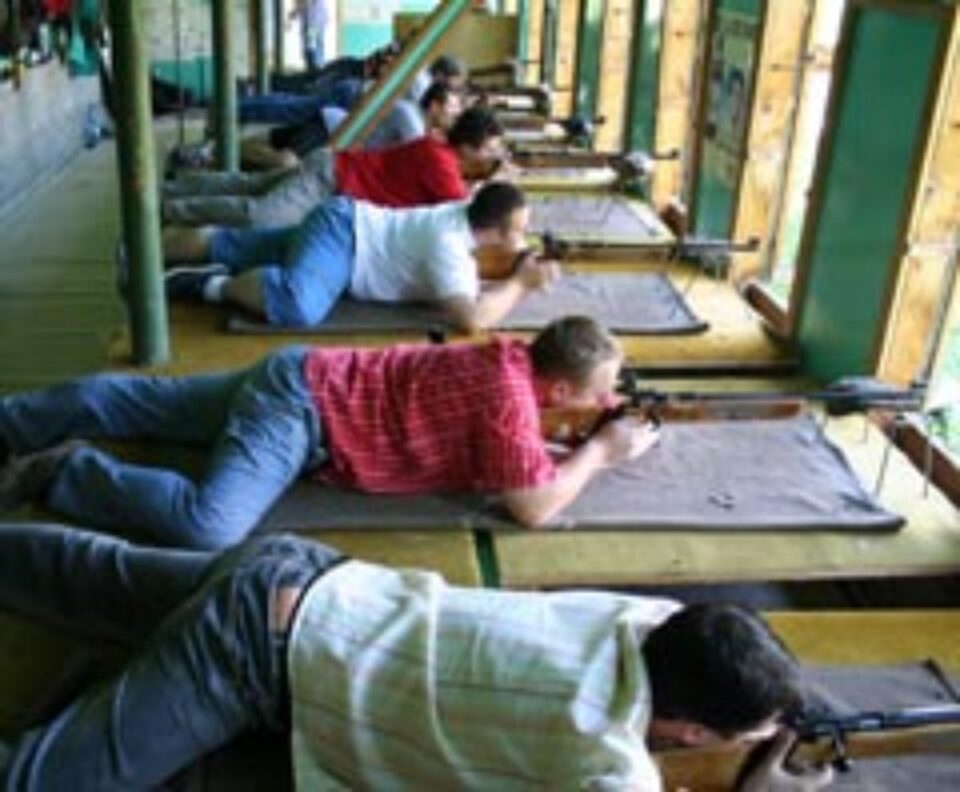 Ziariștii și politicienii s-au întrecut la tras cu pușca