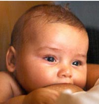 Bebelușii alăptați mai mult de trei luni urinează mai puțin în pat decât ceilalți