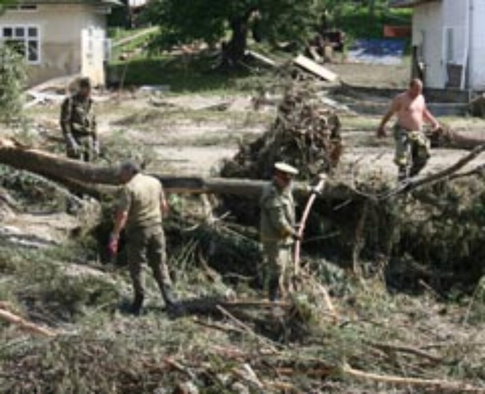Copilul de doi ani înghițit de puhoaiele ce au făcut prăpăd la Arbore a fost găsit Copilul de doi ani înghițit de puhoaiele ce au făcut prăpăd la Arbore a fost găsit