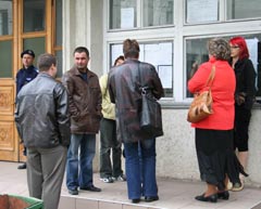 Două cadre didactice eliminate din examen pentru că au copiat