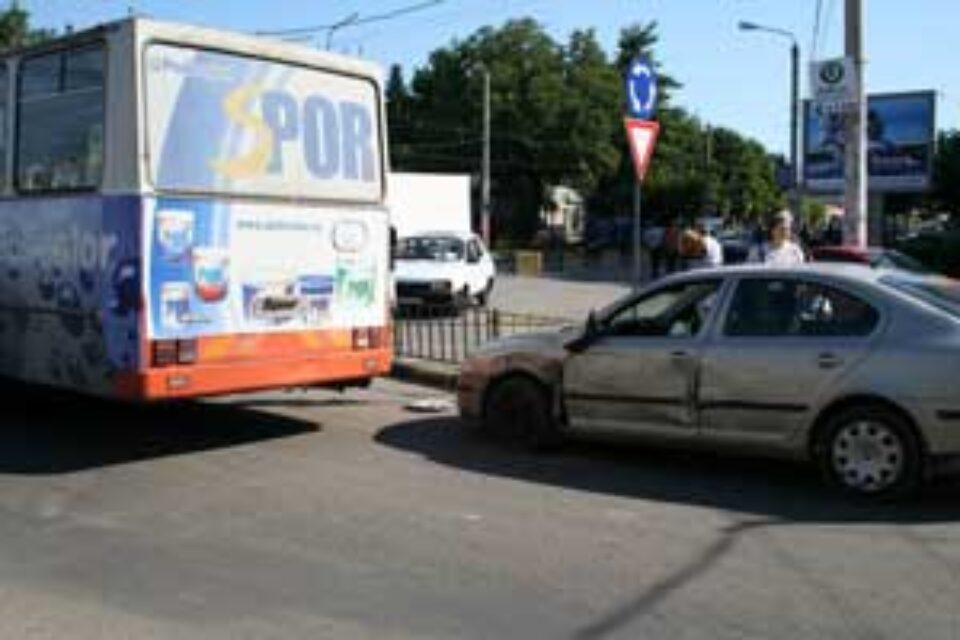 Un șofer și-a distrus mașina izbindu-se de un autobuz al TPL