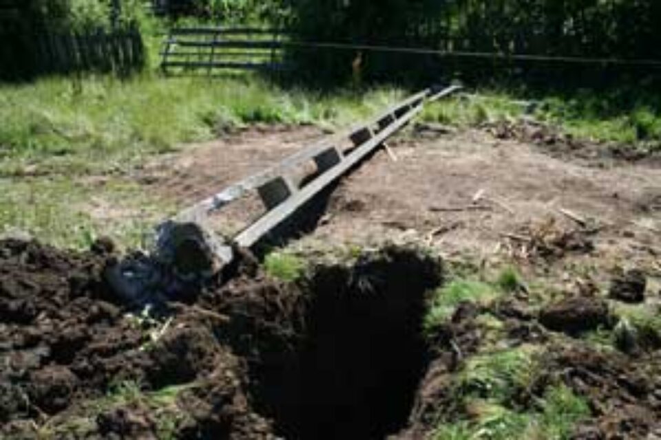 O Dacie a pus la pământ 14 stâlpi de beton