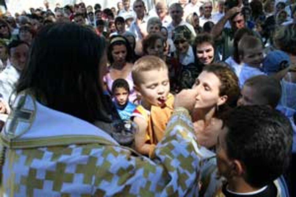 Sute de credincioși s-au călcat pe picioare pentru anafură la Fălticeni