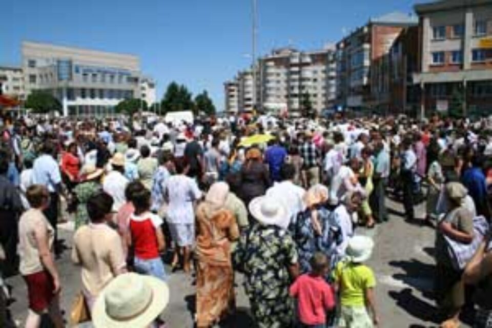 Sute de credincioși s-au călcat pe picioare pentru anafură la Fălticeni
