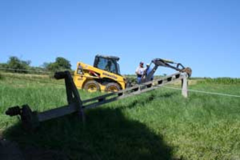 O Dacie a pus la pământ 14 stâlpi de beton