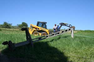 O Dacie a pus la pământ 14 stâlpi de beton