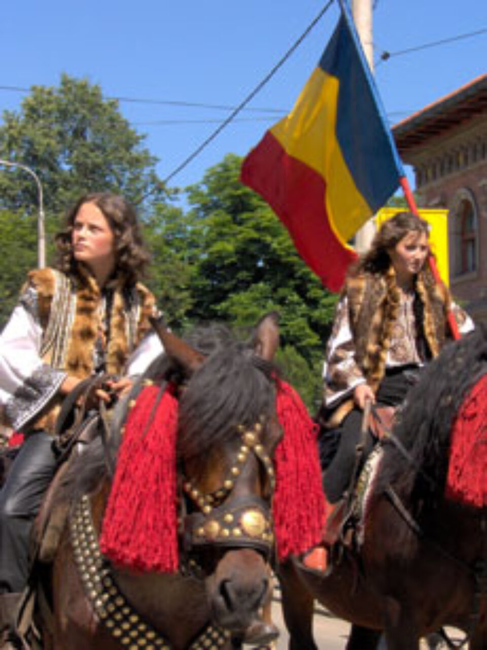 Festivalul de folclor de la Câmpulung Moldovenesc bucură publicul și exasperează șoferii Festivalul de folclor de la Câmpulung Moldovenesc bucură publicul și exasperează șoferii
