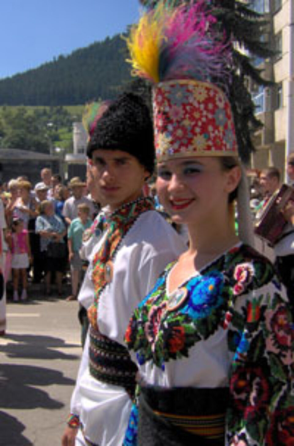 Festivalul de folclor de la Câmpulung Moldovenesc bucură publicul și exasperează șoferii