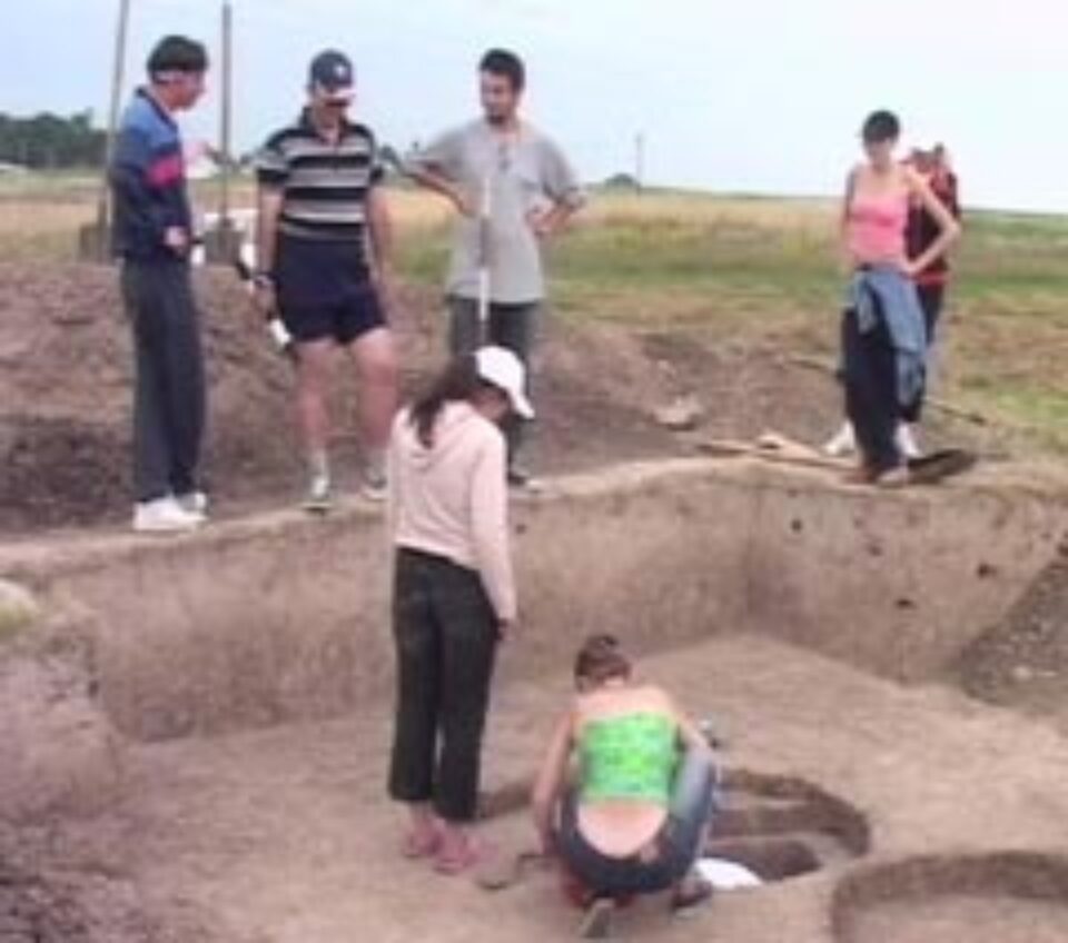 Obiecte de cult și morminte vechi de 5000 de ani descoperite la Adâncata