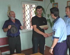 Polițiștii au pus mână de la mână pentru a ajuta trei familii de sinistrați din Arbore