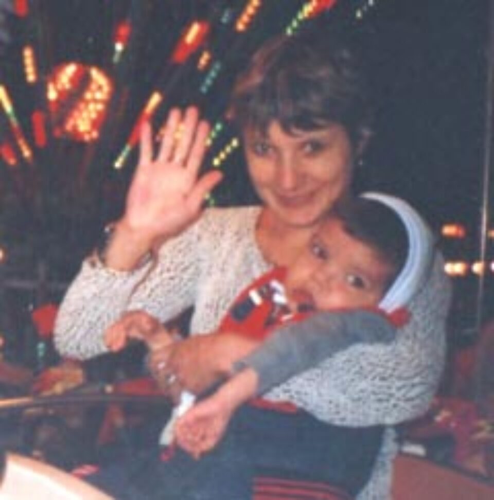 Andrei in bratele mamei sale Andrei in bratele mamei sale