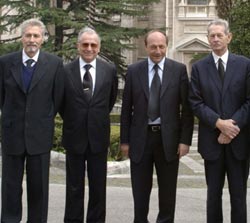 Conducătorii României, pe sub Arcul de Triumf