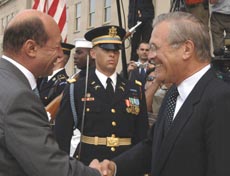 Președintele i-a solicitat lui Rumsfeld majorarea asistenței financiare pentru armata română