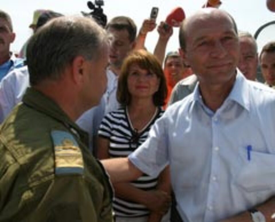 Băsescu și soția, la mitingul aviatic RoIAS 2006 Băsescu și soția, la mitingul aviatic RoIAS 2006