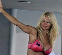 Pamela Anderson s-a căsătorit cu Kid Rock pe un yacht Pamela Anderson s-a căsătorit cu Kid Rock pe un yacht