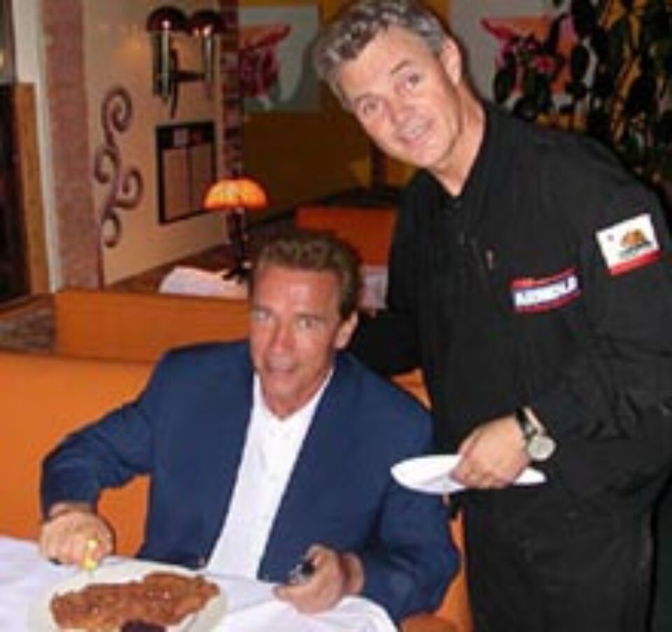 Arnold Schwarzenegger la restaurantul „Schatzi On Main” Arnold Schwarzenegger la restaurantul „Schatzi On Main”