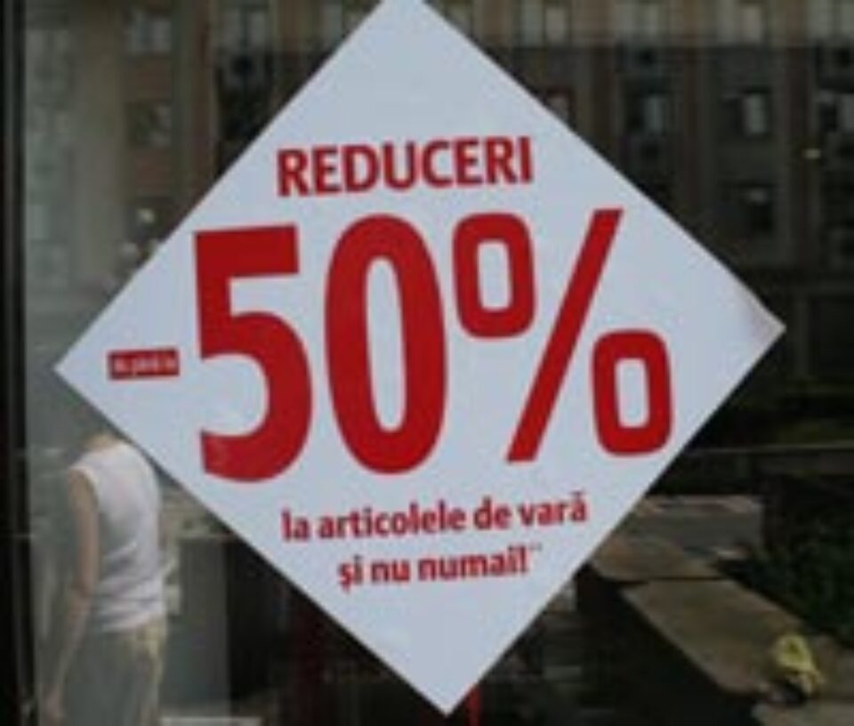 Reducerile de sezon au invadat magazinele din Suceava Reducerile de sezon au invadat magazinele din Suceava
