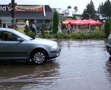 Un potop de 15 minute a paralizat zona centrală a Sucevei