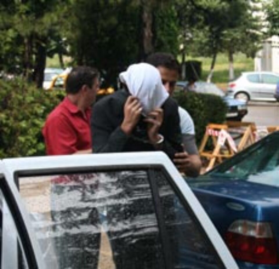 Prinși cu carduri falsificate în bancomatele din Suceava