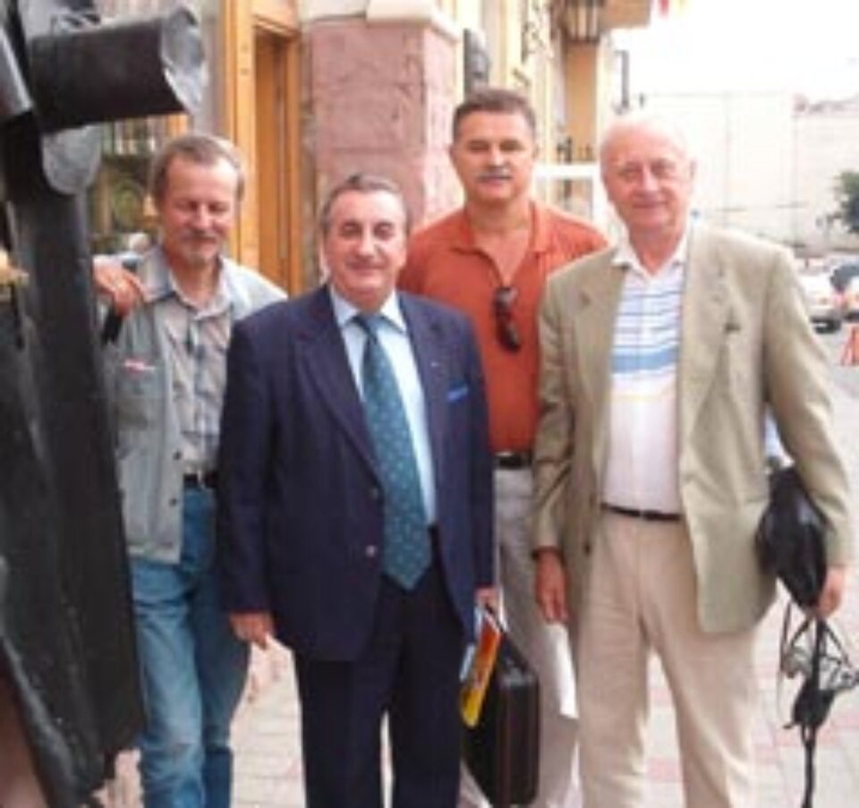 Romeo Săndulescu şi delegaţia suceveană în faţa „Galeriei Fedirko”