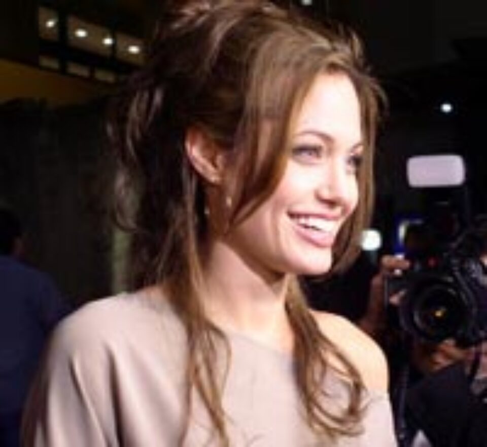 Angelina Jolie vrea să fie servită la restaurant doar de femei