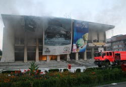 Explozie și incendiu devastator la Casa de Cultură