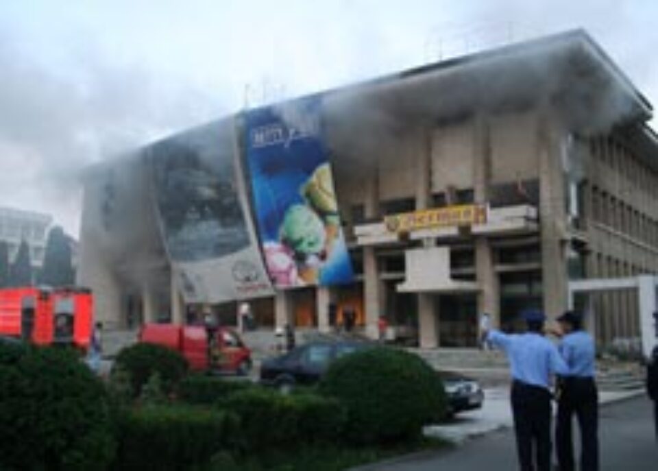 Explozie și incendiu devastator la Casa de Cultură