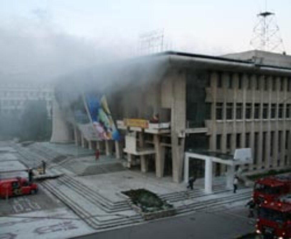 Explozie și incendiu devastator la Casa de Cultură