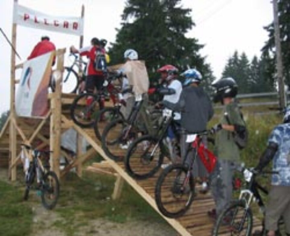 Biciclisti aliniati la start