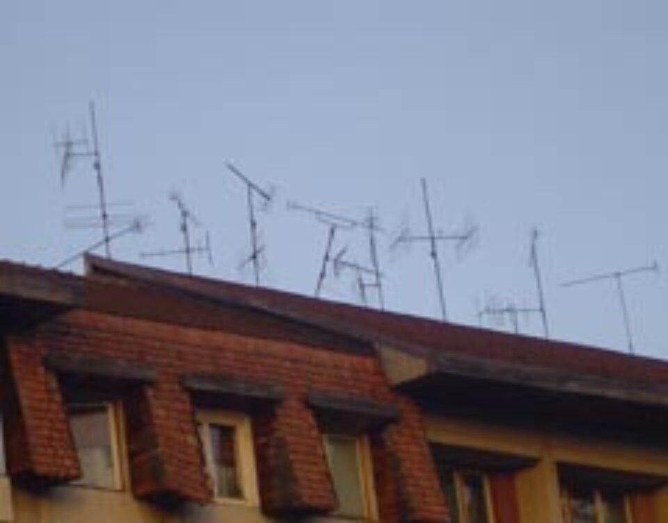 Primăria Suceava începe „vânătoarea” antenelor de pe blocuri Primăria Suceava începe „vânătoarea” antenelor de pe blocuri